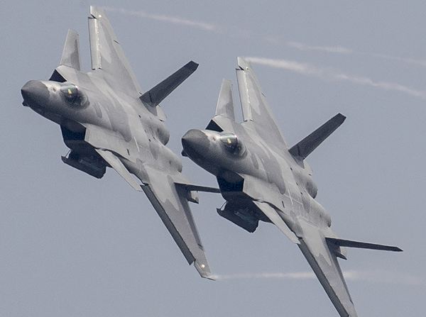 軍事震撼，20架轟炸機(jī)傾瀉240枚導(dǎo)彈的力量展示，軍事震撼，20架轟炸機(jī)傾瀉導(dǎo)彈力量展示日