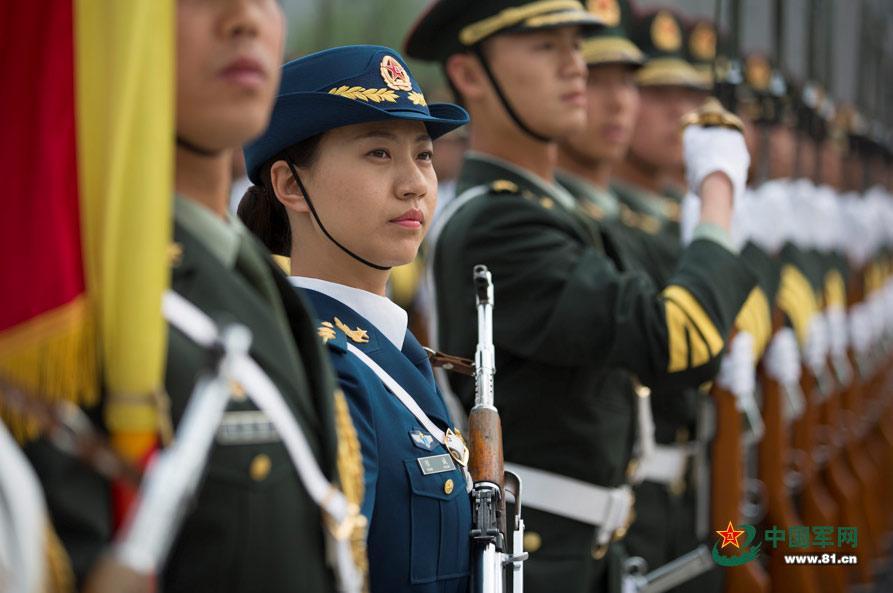 三軍儀仗隊(duì)女兵中隊(duì)，展現(xiàn)新時(shí)代巾幗英雄風(fēng)采，三軍儀仗隊(duì)女兵中隊(duì)，新時(shí)代巾幗英雄的風(fēng)采展現(xiàn)