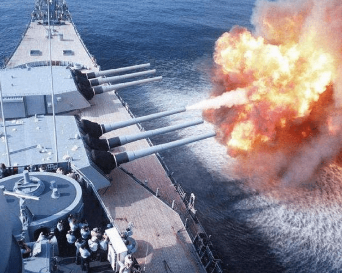 為什么岸炮打不過艦炮，深度解析背后的原因，岸炮與艦炮的較量，解析背后的原因與差異