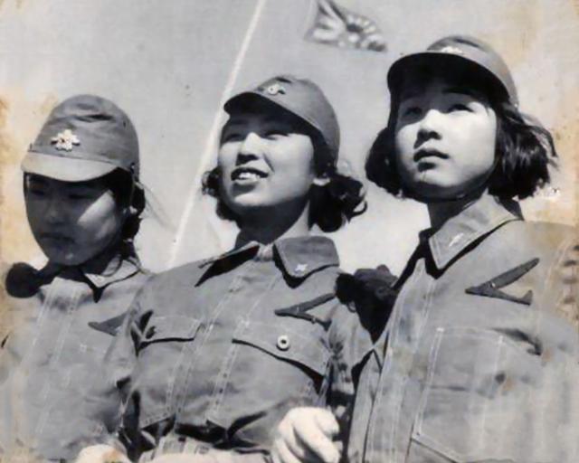 中國女兵敬禮圖片，展現(xiàn)力量與榮耀的象征，中國女兵敬禮，力量與榮耀的展現(xiàn)
