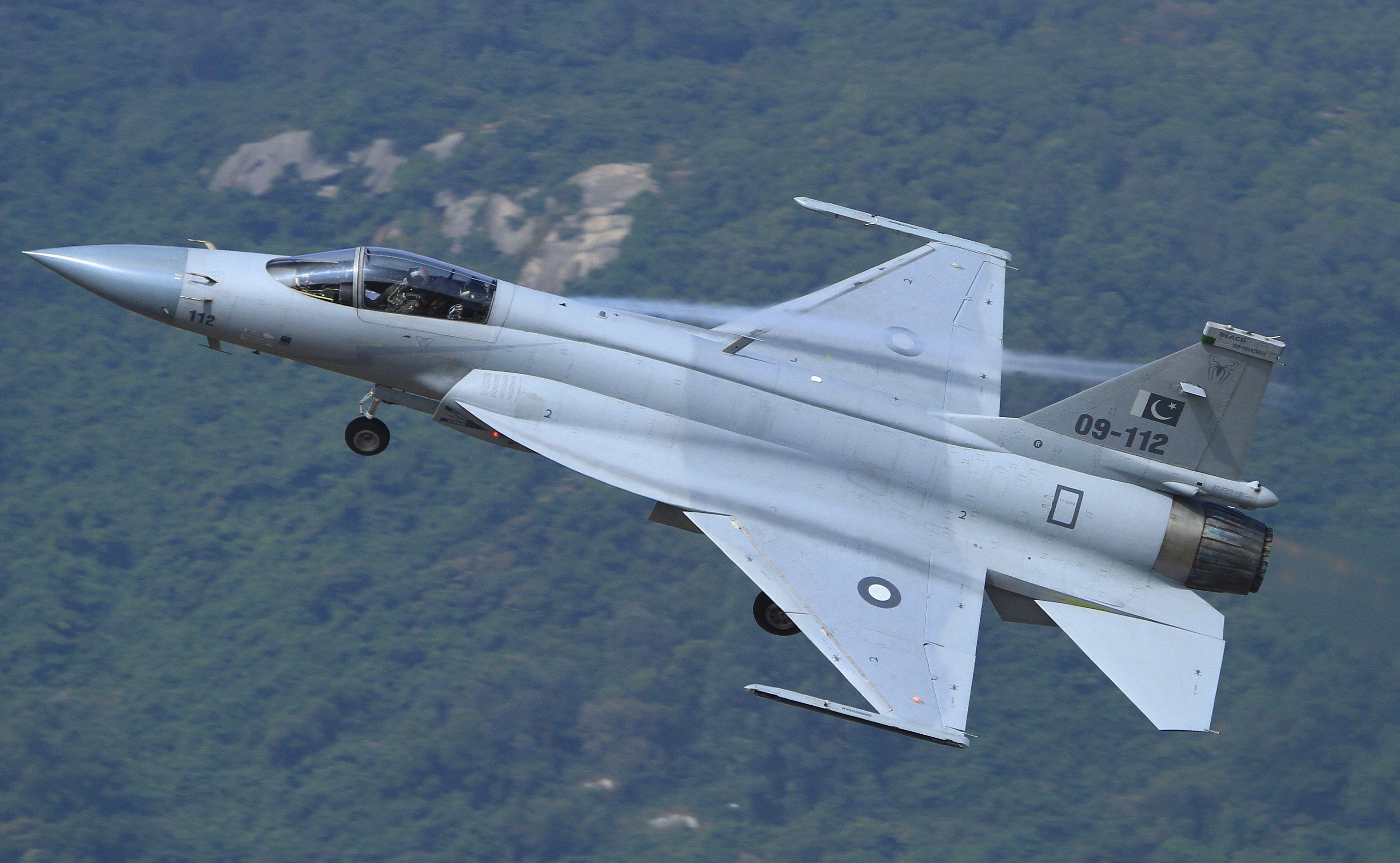 梟龍戰(zhàn)斗機(jī)圖片，展現(xiàn)中國空軍力量的驕傲，梟龍戰(zhàn)斗機(jī)風(fēng)采，中國空軍力量的驕傲圖片展示