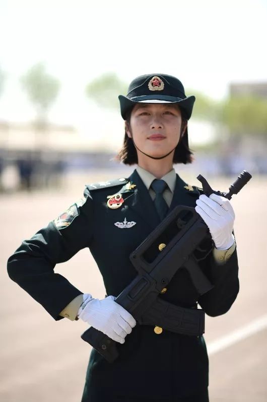 國慶閱兵最美女兵，榮光背后的堅(jiān)韌與毅力