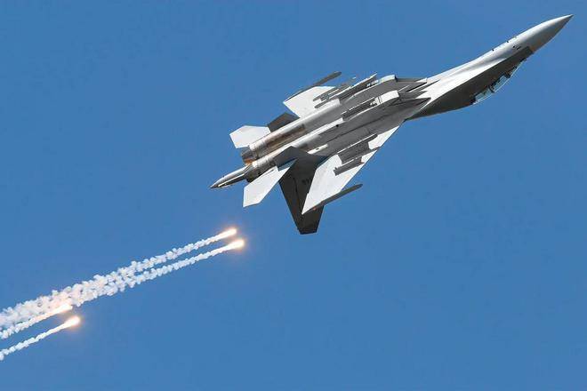 殲-16與F-16，空中對決的能力對比，殲-16與F-16空中對決能力對比解析