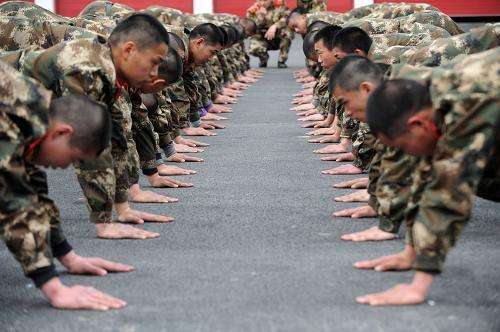 當兵體力差會被退回來嗎？解析新兵體能訓練的重要性與適應性調整策略，新兵體能訓練，適應性調整策略與體能訓練的重要性解析，體質差會被退兵嗎？
