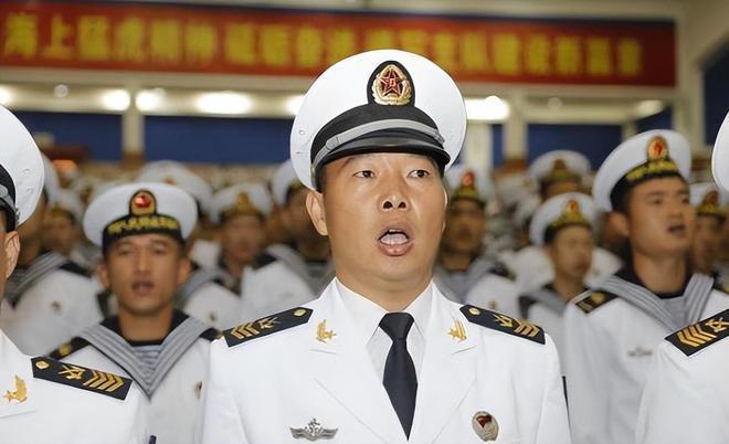 軍士長與軍官，職責、地位和差異解析，軍士長與軍官，職責、地位及差異深度解析