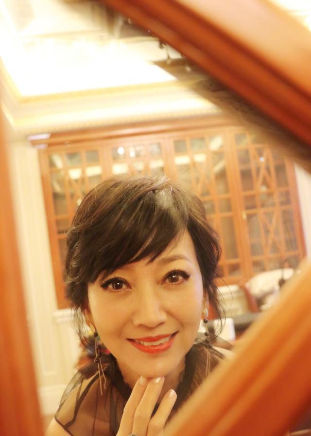 趙雅芝個人詳細(xì)簡歷，趙雅芝，演藝生涯的傳奇人生簡歷