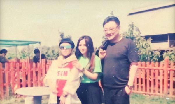 雷佳音一家三口照片，溫馨家庭的幸福瞬間，雷佳音一家三口幸福瞬間照片曝光，溫馨家庭展現(xiàn)幸福力量