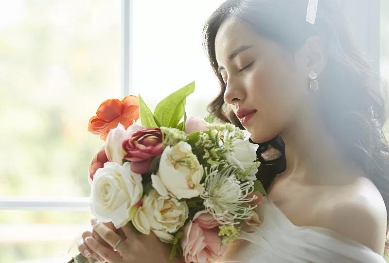 如何吸引男性目光，讓他對(duì)你上癮——深度解析女性魅力之道，深度解析女性魅力，吸引男性目光，讓其對(duì)你上癮的秘訣