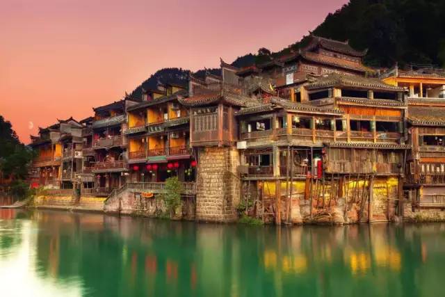 鳳凰古城住宿推薦，夜景觀賞最佳住宿指南，鳳凰古城住宿推薦，夜景最佳觀賞指南