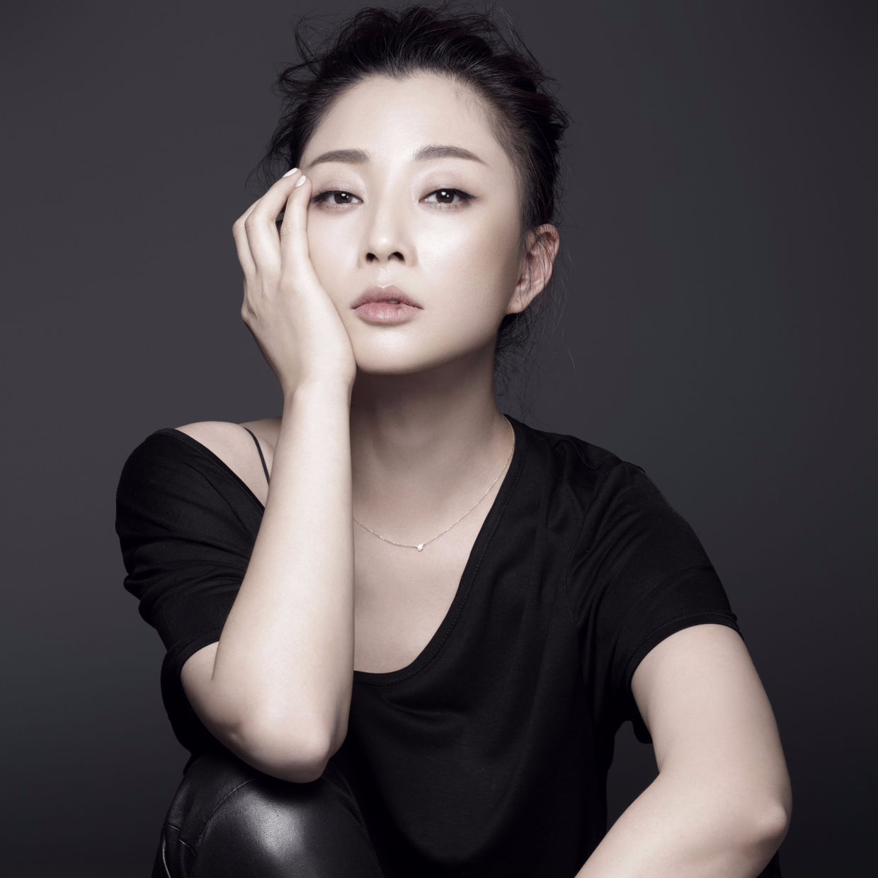 殷桃，43歲的魅力不減，近照展現(xiàn)歲月優(yōu)雅，殷桃，43歲魅力依舊，歲月雕琢優(yōu)雅近照展現(xiàn)風采