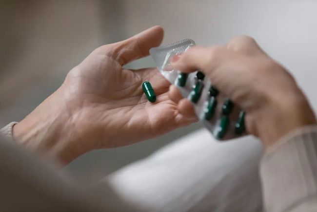 蛇纏腰早期癥狀圖片，了解、預(yù)防與治療，蛇纏腰（帶狀皰疹）早期癥狀詳解，圖片、預(yù)防與治療方法