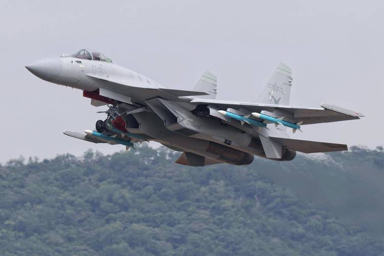 殲-15T，新一代艦載戰(zhàn)斗機(jī)的優(yōu)勢(shì)與挑戰(zhàn)，殲-15T新一代艦載戰(zhàn)斗機(jī)的優(yōu)勢(shì)與挑戰(zhàn)解析