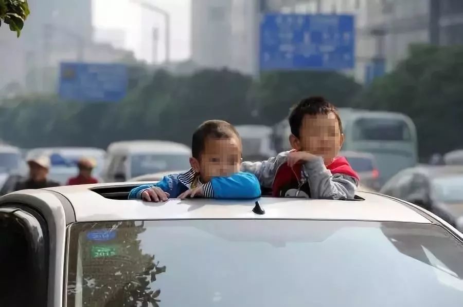 男孩冒險行為警示，15秒內(nèi)兩次將半個身子探出車窗，男孩冒險行為警示，車窗探身危險，15秒內(nèi)連續(xù)兩次驚險瞬間