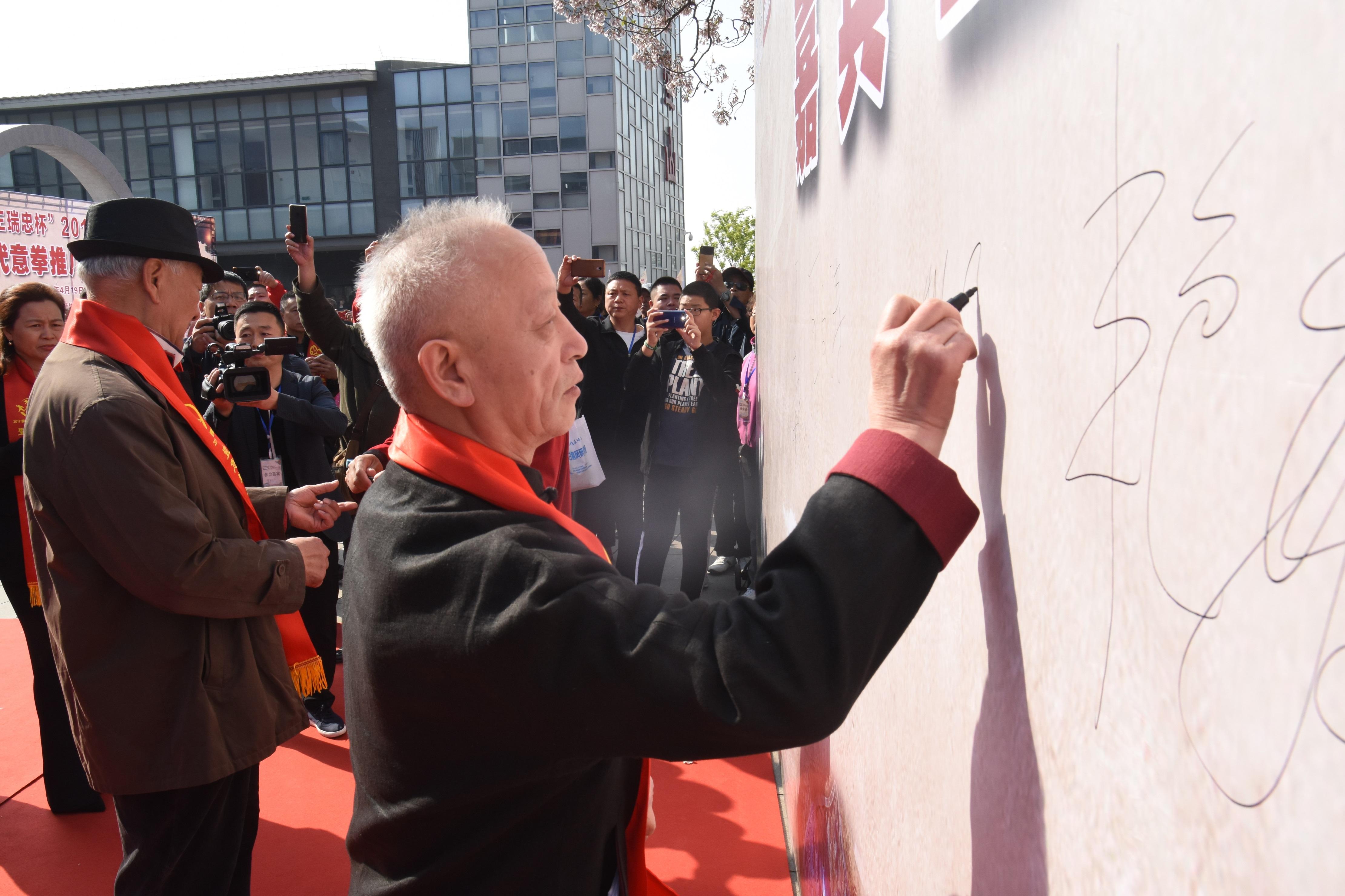 探索王中王一肖論壇，一網(wǎng)打盡所有信息，王中王一肖論壇全解析，一網(wǎng)打盡所有信息探索