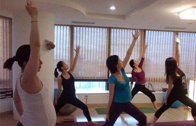 關(guān)曉彤十個(gè)月懷孕照片，熱議背后的真相探索，關(guān)曉彤懷孕熱議背后的真相探索，十個(gè)月孕期照片揭秘