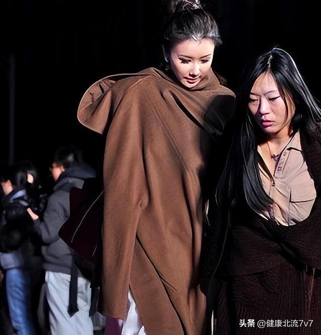 女明星走紅毯意外，意外之中的魅力與啟示，女明星走紅毯的意外瞬間，魅力綻放與啟示