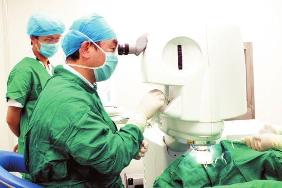 近視激光手術(shù)危害全面解析，近視激光手術(shù)風(fēng)險(xiǎn)全面解析與探討