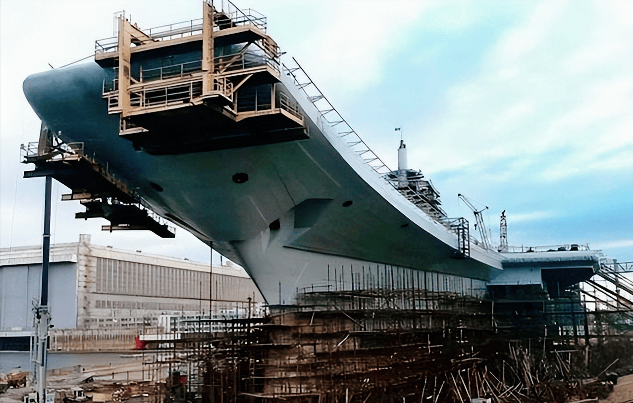 關(guān)于山東航母是否斷成了兩節(jié)的真相探討，山東航母斷成兩節(jié)真相探討，揭秘傳聞背后的真相