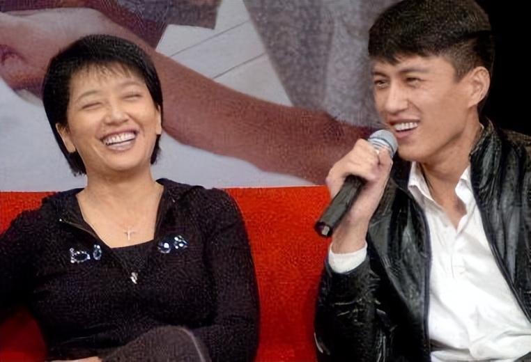 江珊現(xiàn)任老公照片，探索江珊的愛情生活與事業(yè)成就，江珊的愛情生活與事業(yè)成就，現(xiàn)任老公照片揭秘