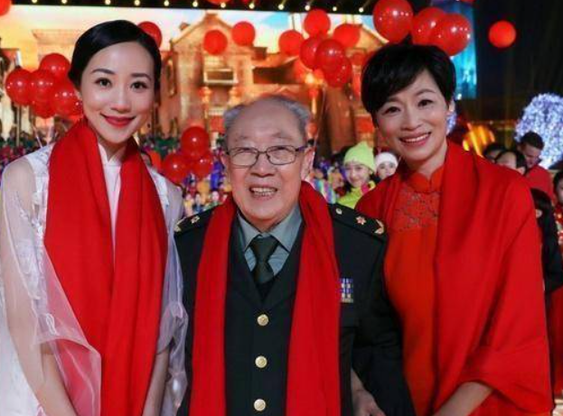 揭秘韓雪的大伯，背后的神秘上將究竟是誰？，韓雪大伯背后的神秘上將身份揭秘！