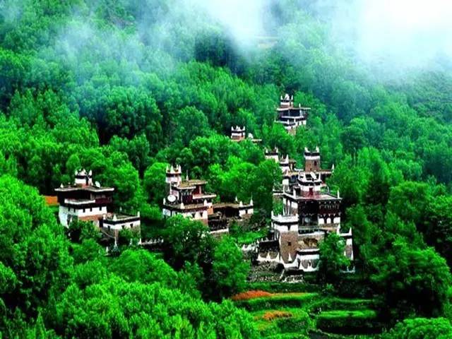 四川最值得去的十個(gè)地方——探尋天府之國(guó)的魅力景點(diǎn)，探尋四川魅力景點(diǎn)，天府之國(guó)十大必游之地