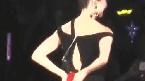 明星演出遭遇尷尬瞬間，衣服突然掉落揭秘，明星演出尷尬瞬間，衣物意外掉落背后的故事