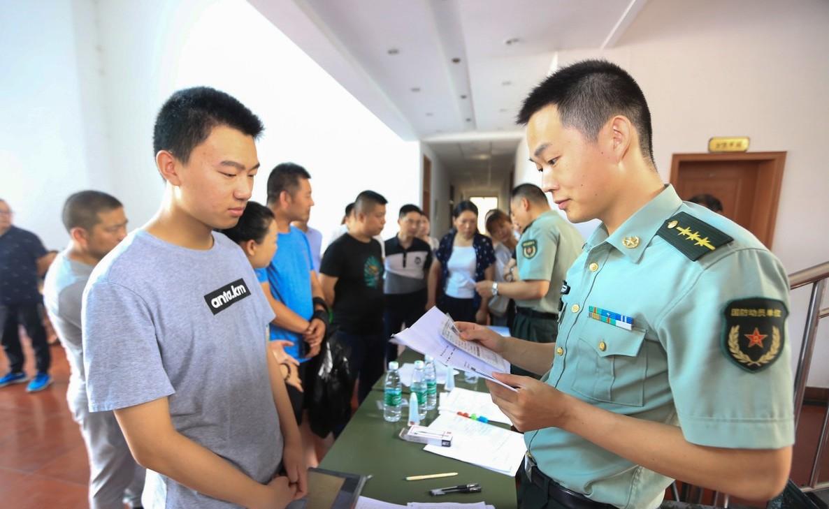 軍校近視眼能否報(bào)考？全面解讀軍校視力要求與標(biāo)準(zhǔn)，軍校視力要求與標(biāo)準(zhǔn)解讀，近視眼的報(bào)考資格探討