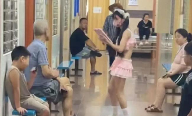 關(guān)于被打女孩穿著暴露事件的深度探討，被打女孩事件背后的穿著暴露問(wèn)題深度剖析