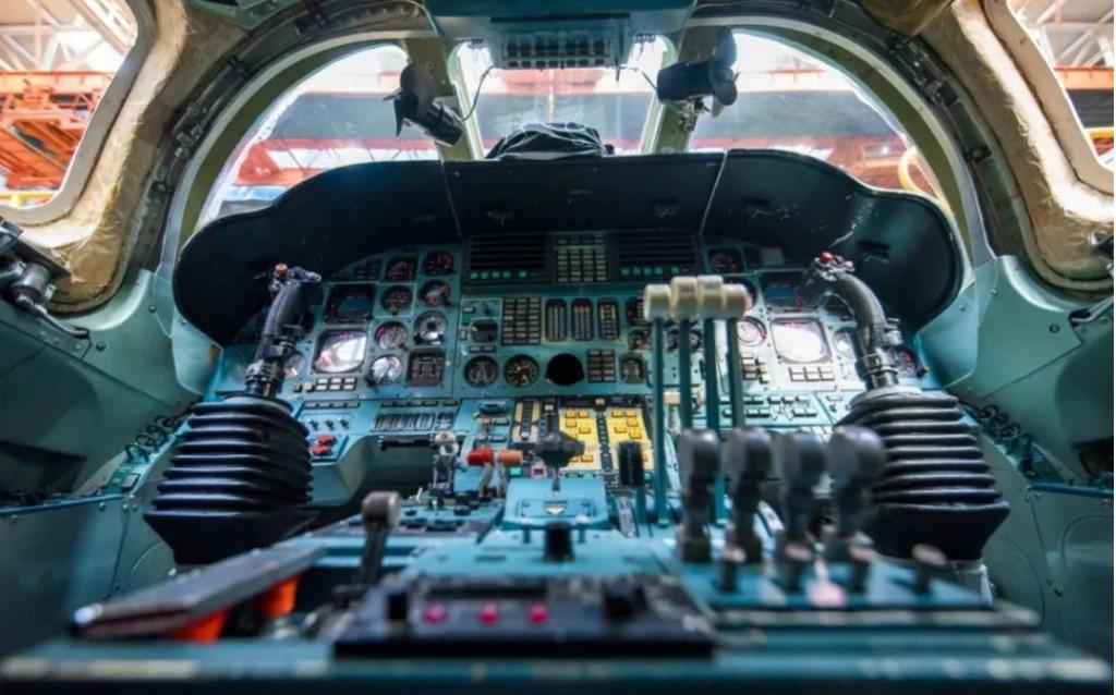 圖-160轟炸機(jī)，深入解析俄羅斯空中巨無霸的卓越性能與戰(zhàn)略價(jià)值，俄羅斯空中巨無霸，圖-160轟炸機(jī)的卓越性能與戰(zhàn)略價(jià)值解析