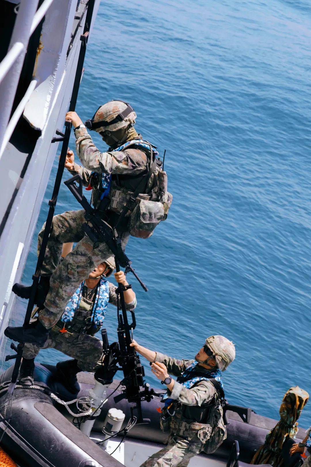 海軍陸戰(zhàn)隊，英勇無畏，榮耀使命，海軍陸戰(zhàn)隊，英勇使命，榮耀無畏