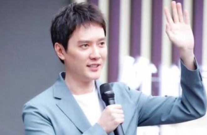 馮紹峰是哪里人？深度解析馮紹峰的背景與故事，馮紹峰背景揭秘，深度解析其籍貫與故事