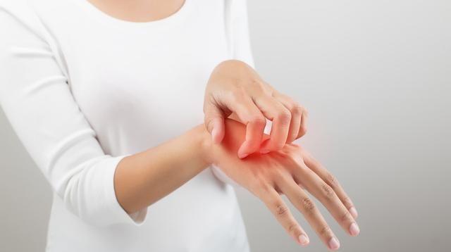 為什么蕁麻疹總是在晚上發(fā)作？深度解析蕁麻疹夜間發(fā)作的原因，蕁麻疹夜間頻發(fā)的原因探究，深度解析發(fā)作機(jī)制與影響因素